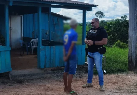 Imagem referente a Adolescente mata irmão com tiro de escopeta no peito após discussão e é apreendido