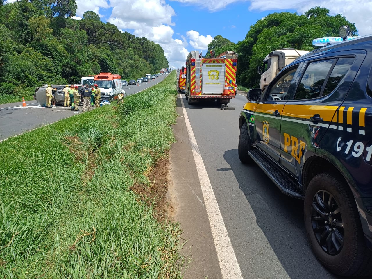 Capotamento na BR 376 deixa criança ferida e família em susto