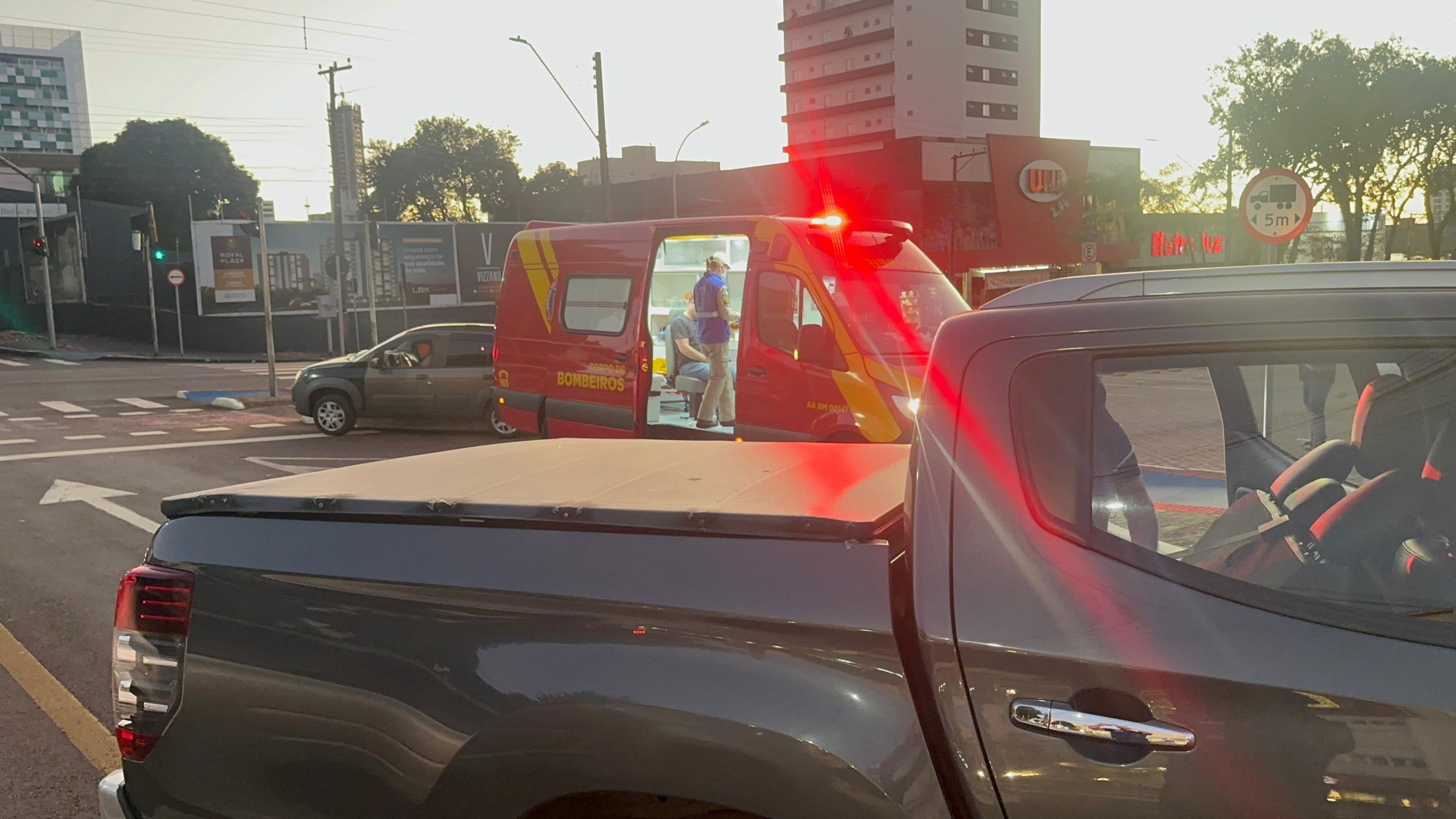 Motociclista fica ferido em acidente na Avenida Brasil
