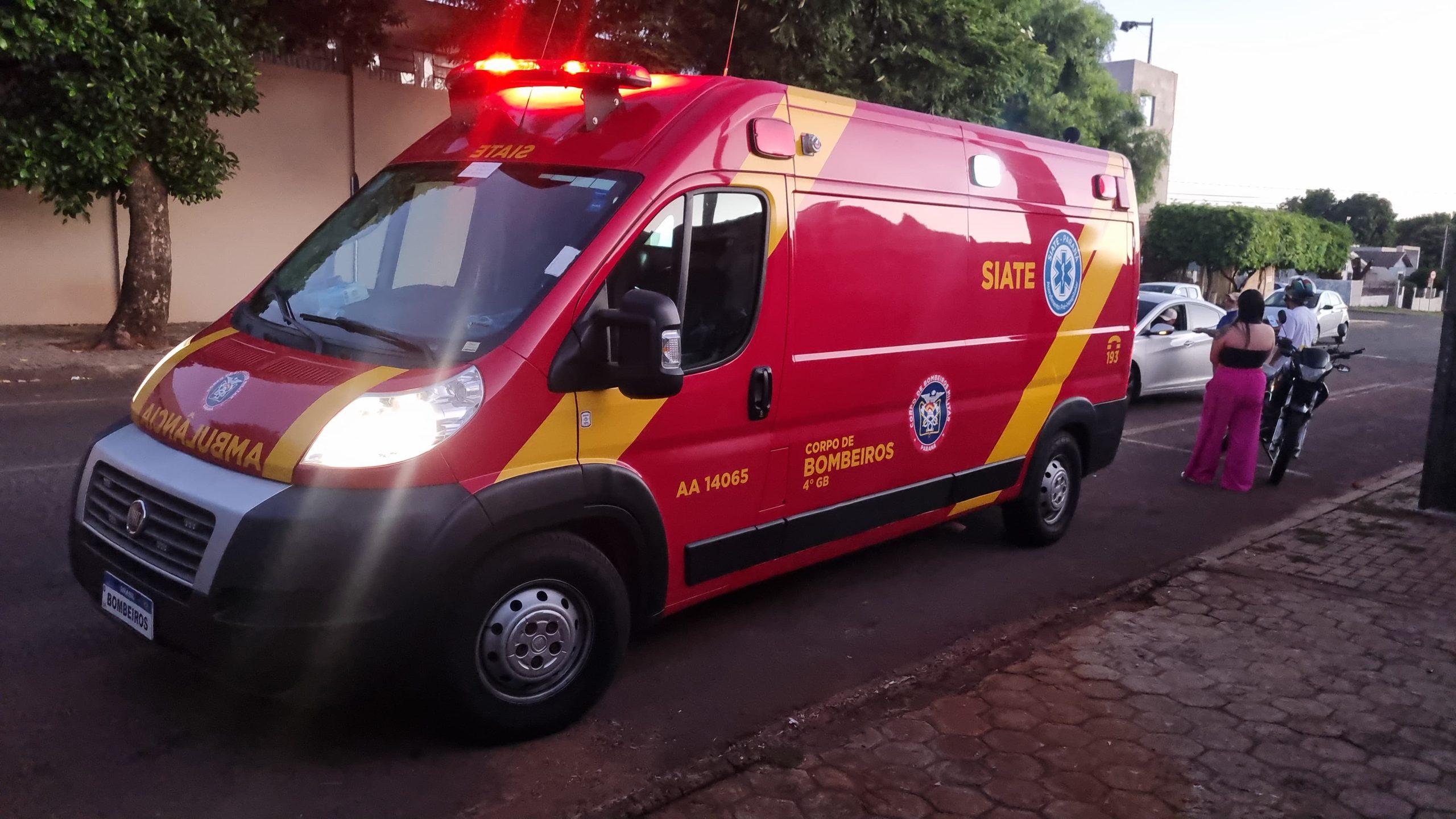 Motociclista quebra a perna ao sofrer queda no Bairro Neva