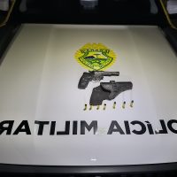 Imagem referente a Arma utilizada em briga de casal que resultou em homem baleado é apreendida pela PM