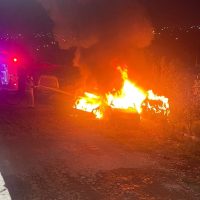 Imagem referente a Incêndio ateado em mato consome veículos estacionados em lote no Cascavel Velho