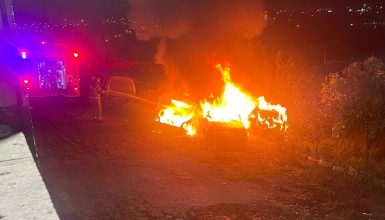 Imagem referente a Incêndio ateado em mato consome veículos estacionados em lote no Cascavel Velho