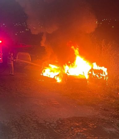 Imagem referente a Incêndio ateado em mato consome veículos estacionados em lote no Cascavel Velho