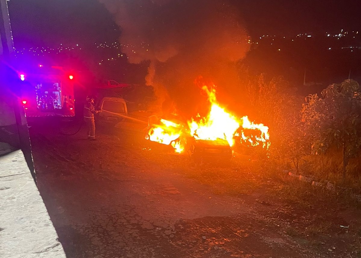 Imagem referente a Incêndio ateado em mato consome veículos estacionados em lote no Cascavel Velho