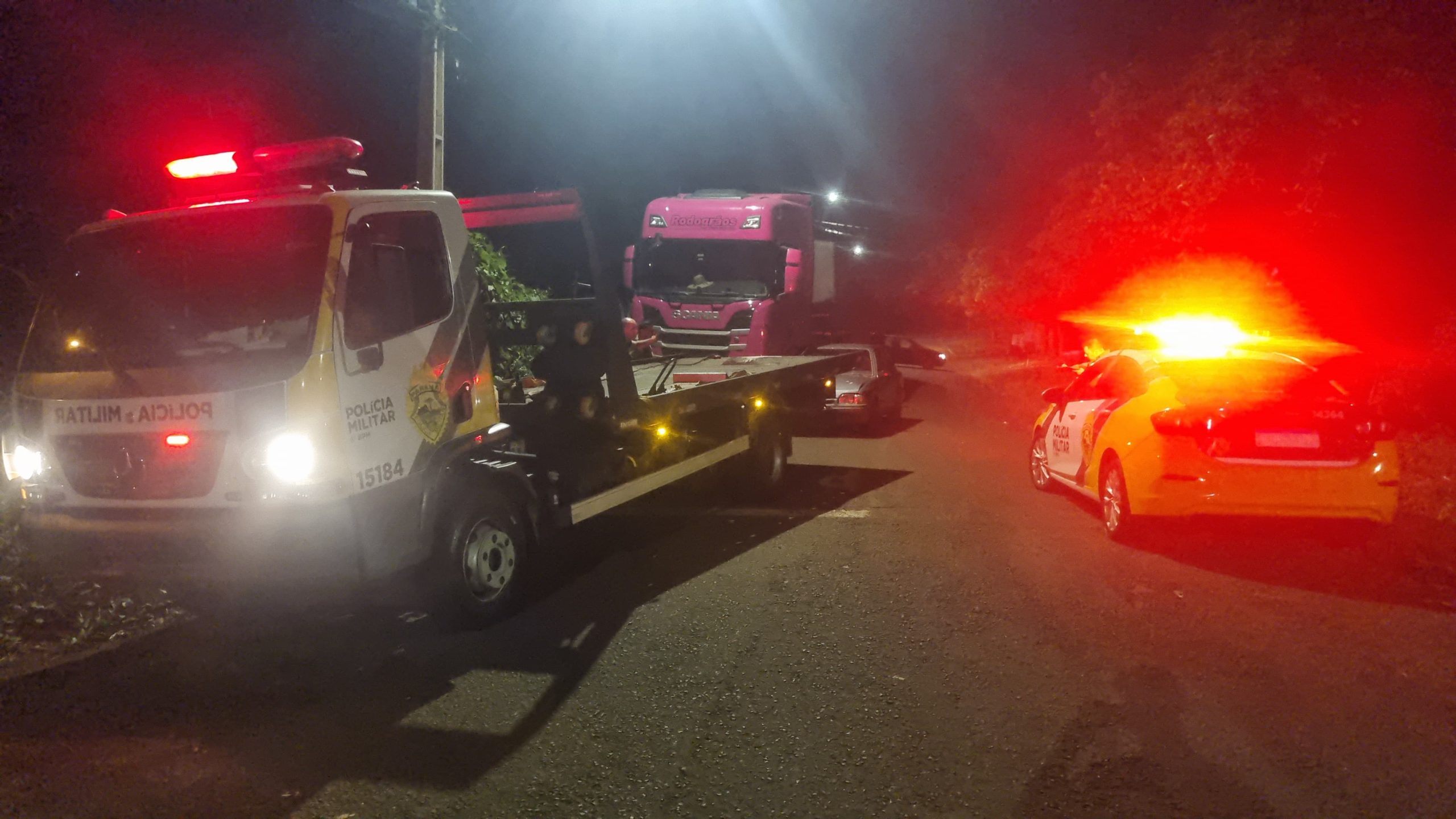 Condutor abandona Escort após bater contra caminhão no Nova Cidade