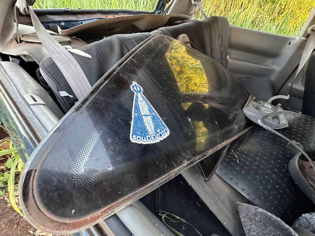 A caminho da igreja, casal se envolve em acidente e capota carro