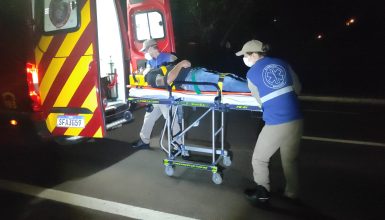 Imagem referente a Ciclista cai de cabeça no asfalto após bater em carro estacionado no Centro