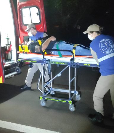 Imagem referente a Ciclista cai de cabeça no asfalto após bater em carro estacionado no Centro