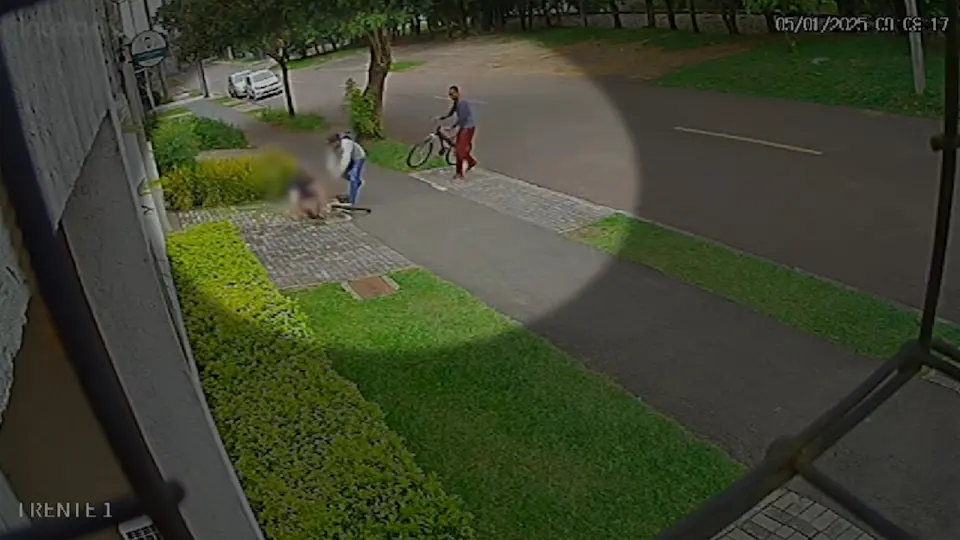 Ciclista é derrubado com chute e perde bicicleta em ‘assalto à mão armada’