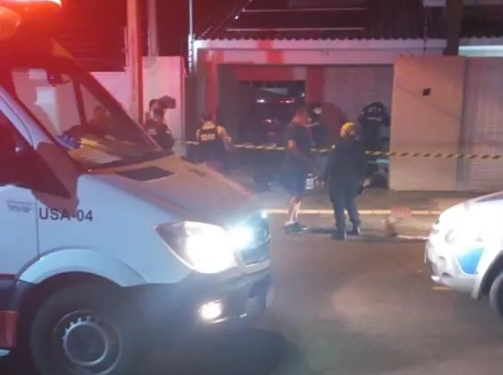 Homem invade residência, mata a ex com facadas no pescoço e morre após ser baleado pelo atual namorado da vítima