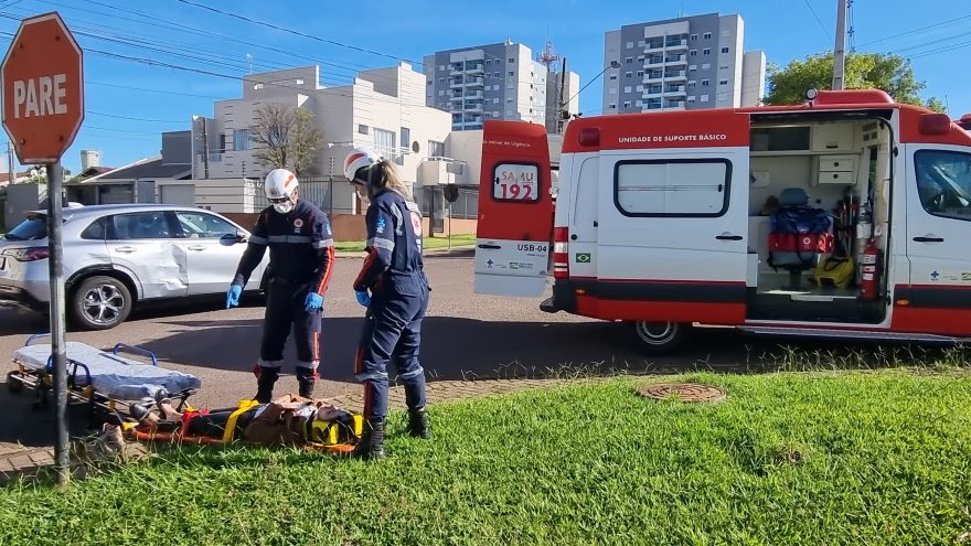 Motociclista fica ferida ao colidir com Vectra no bairro Pacaembu
