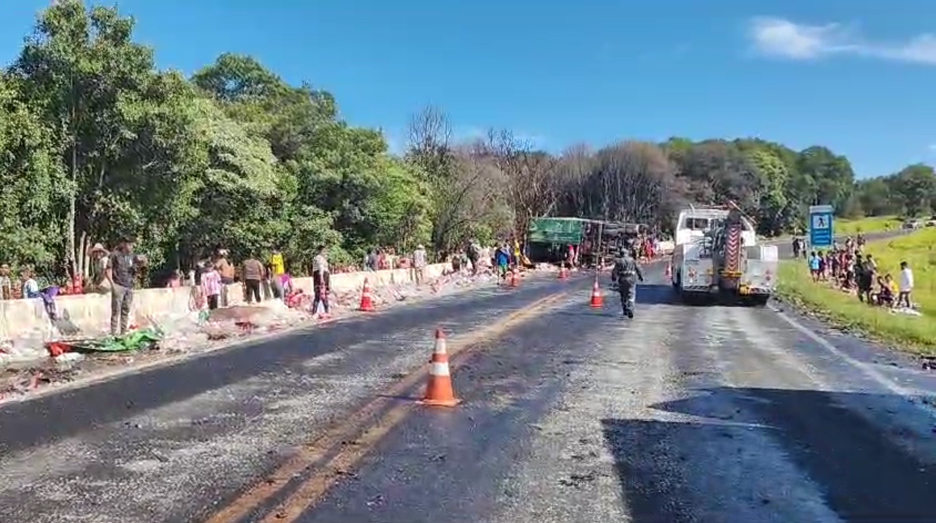 Caminhão carregado com bebidas tomba na BR-277 em Nova Laranjeiras