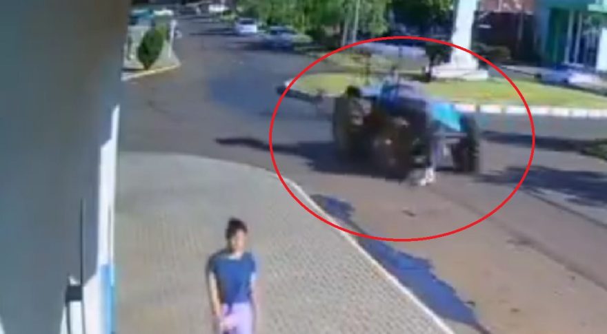 Imagens fortes: mulher é atropelada por trator da Prefeitura