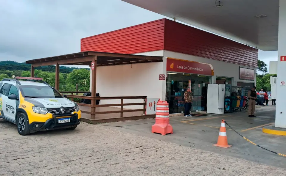 Bandidos amarram vigia em árvore e fazem a limpa em posto de combustíveis