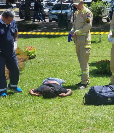 Imagem referente a Homem morre ao ser baleado em frente à Prefeitura de Cascavel