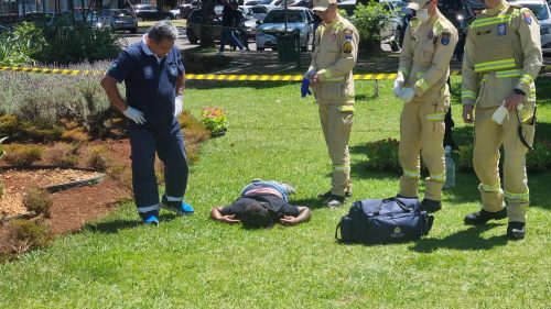 Imagem referente a Homem morre ao ser baleado em frente à Prefeitura de Cascavel