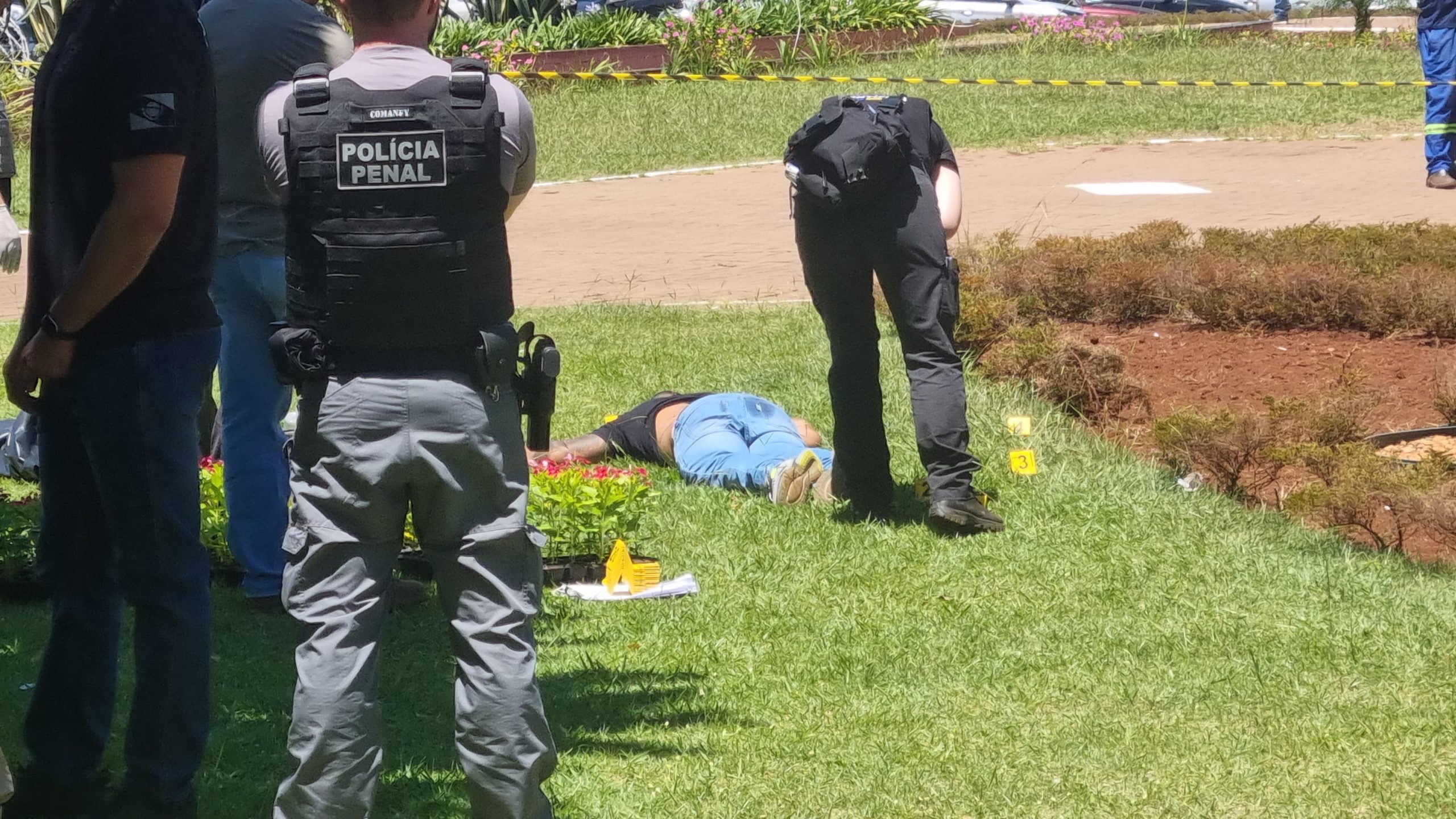 Conforme Polícia Penal, preso executado em frente à prefeitura usava tornozeleira desde 2023