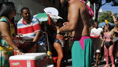 Imagem referente a Riotur credencia 15 mil vendedores autônomos no Carnaval de Rua