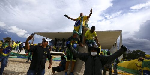 Imagem referente a Caminhos da Reportagem relembra ataques de 8 de janeiro de 2022