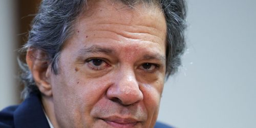 Imagem referente a Haddad suspende férias para discutir Orçamento com Lula