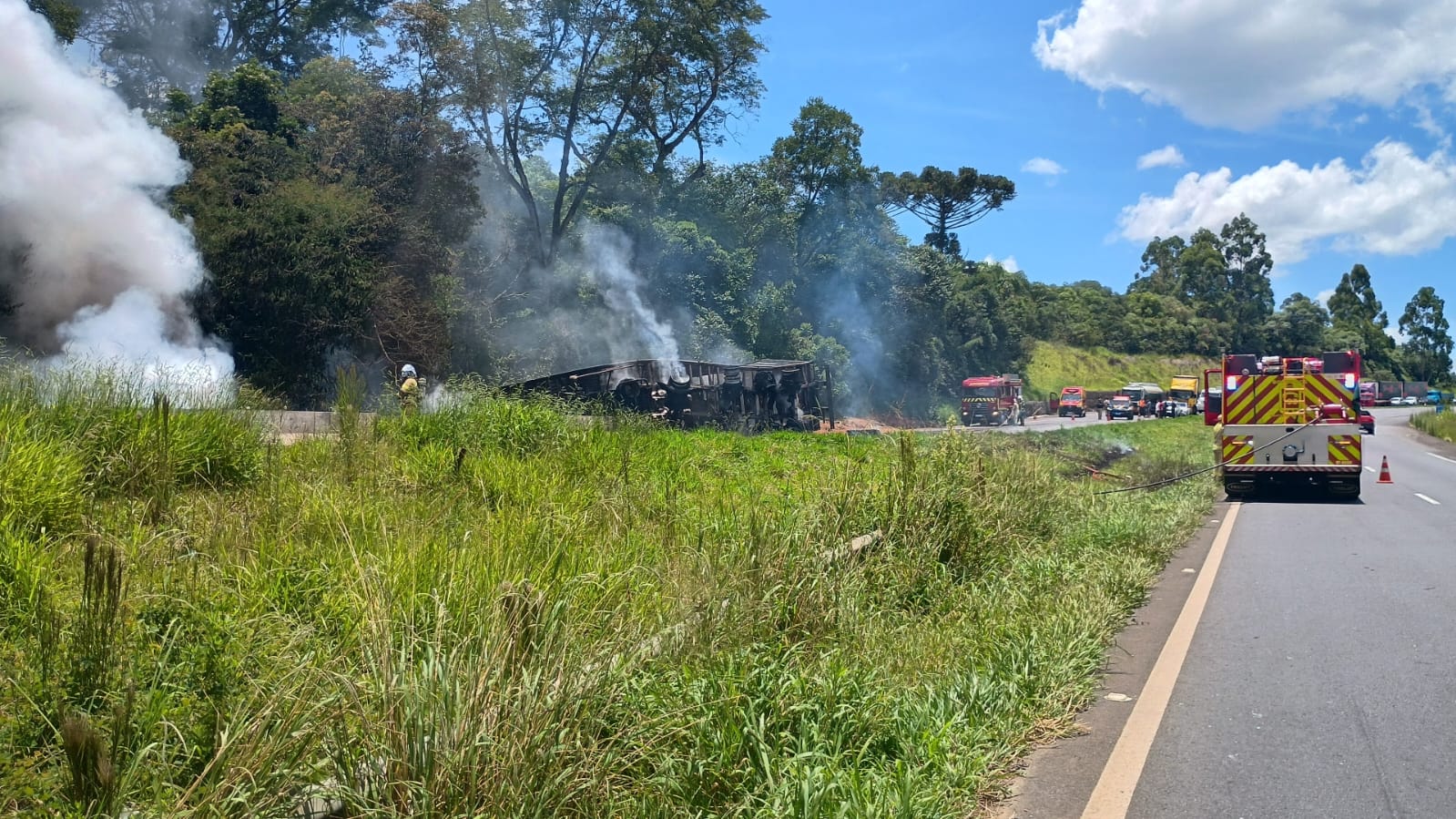 Caminhão carregado de serragem tomba e carga pega fogo na BR-376 em Ponta Grossa