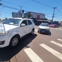 Imagem referente a Palio e SW4 se envolvem em acidente de trânsito na Rua Manaus