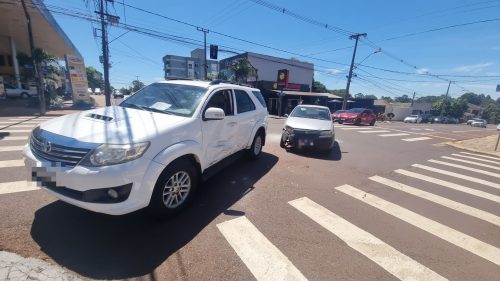 Imagem referente a Palio e SW4 se envolvem em acidente de trânsito na Rua Manaus