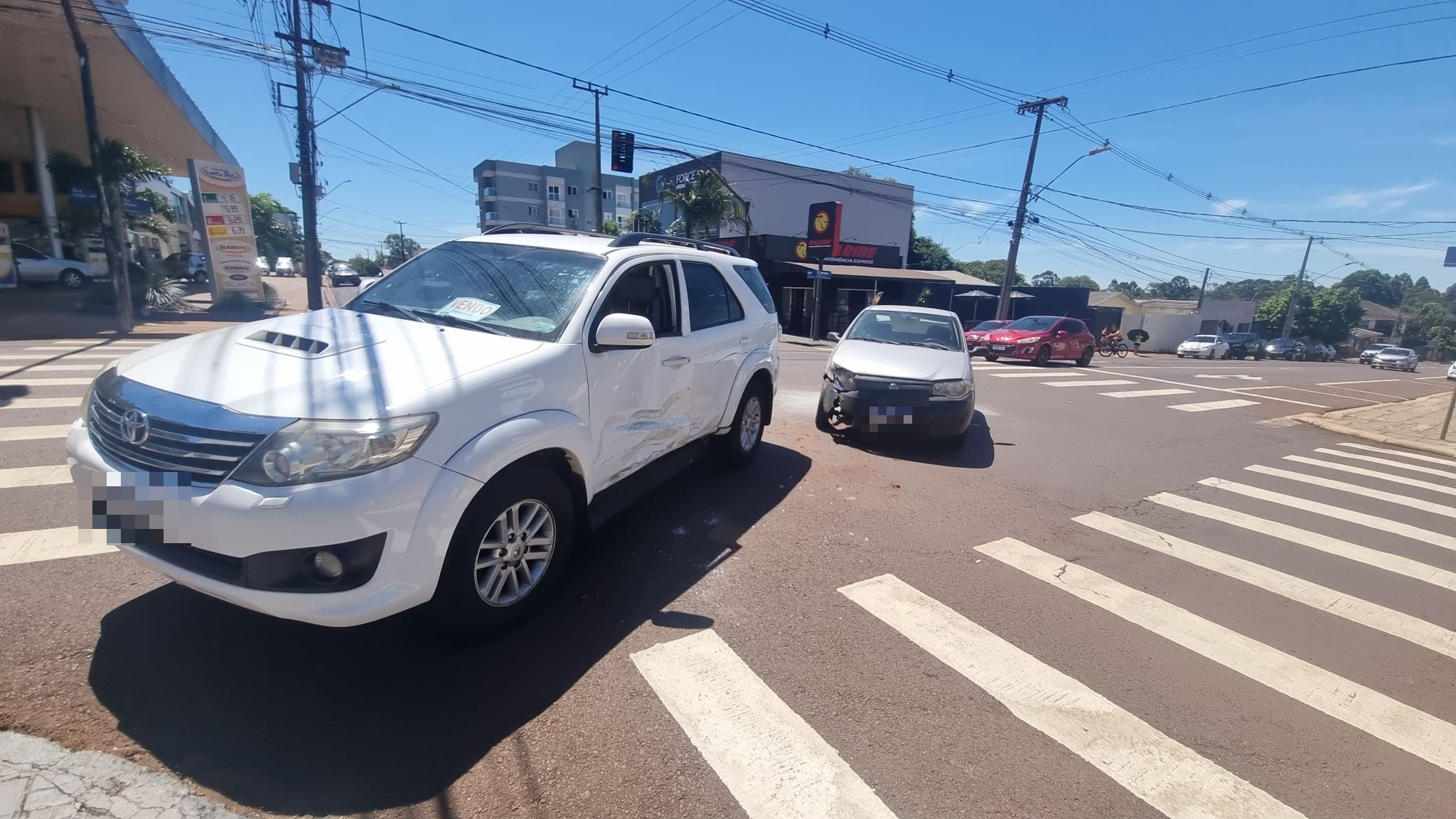 Palio e SW4 se envolvem em acidente de trânsito na Rua Manaus