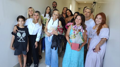 Imagem referente a Superação e esperança: Paciente celebra cura após vencer câncer de mama