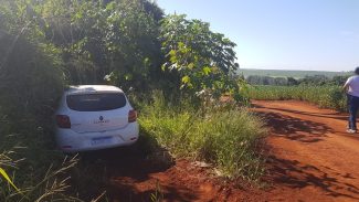 Veículo que teria sido utilizado em homicídio em frente à prefeitura é encontrado na área rural