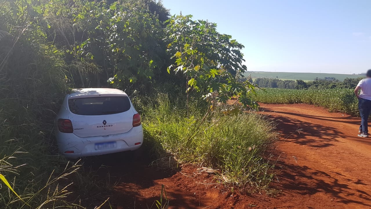 Imagem referente a Veículo que teria sido utilizado em homicídio em frente à prefeitura é encontrado na área rural