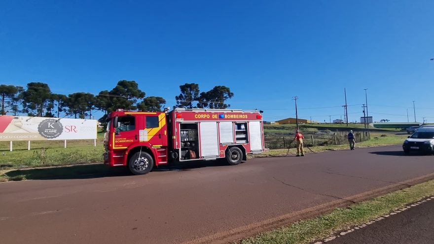 Corpo de Bombeiros combate incêndio às margens da BR-277 em Cascavel