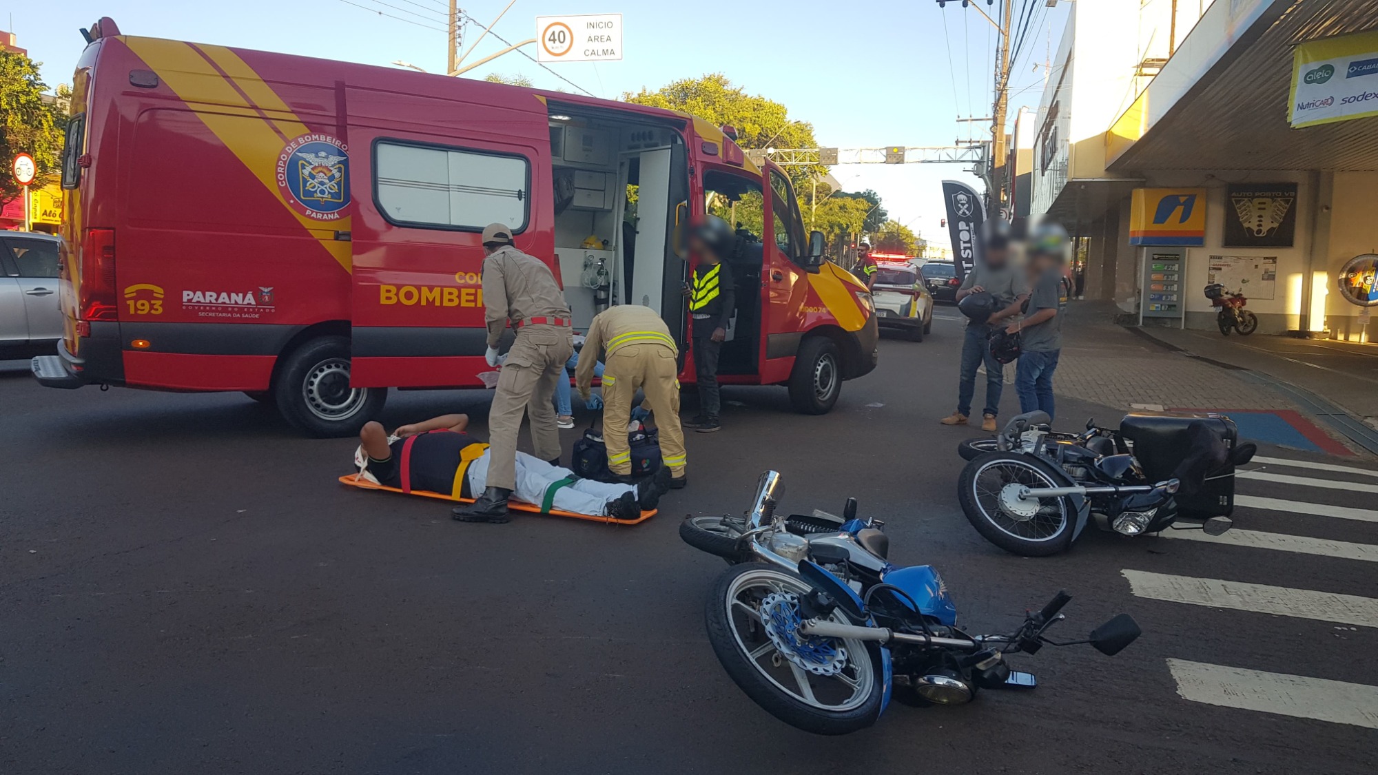 Duas pessoas ficam feridas em acidente entre motos na Avenida Brasil