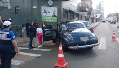 Imagem referente a Carro ano 1941 que levaria noiva ao casamento se envolve em acidente no Paraná