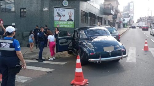 Imagem referente a Carro ano 1941 que levaria noiva ao casamento se envolve em acidente no Paraná