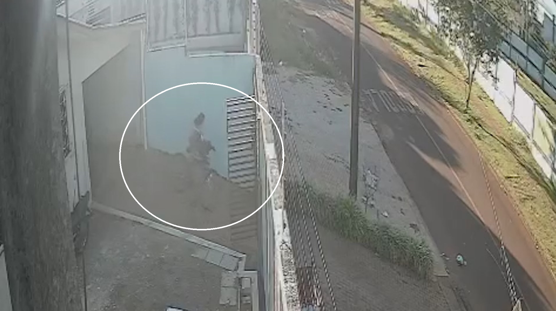 Câmera flagra mulher furtando bicicleta no Cascavel Velho
