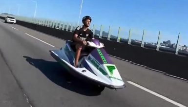 Imagem referente a Chama a NASA que o brasileiro não tem limites: ‘Jet ski’ atravessando Ponte Rio-Niterói viraliza