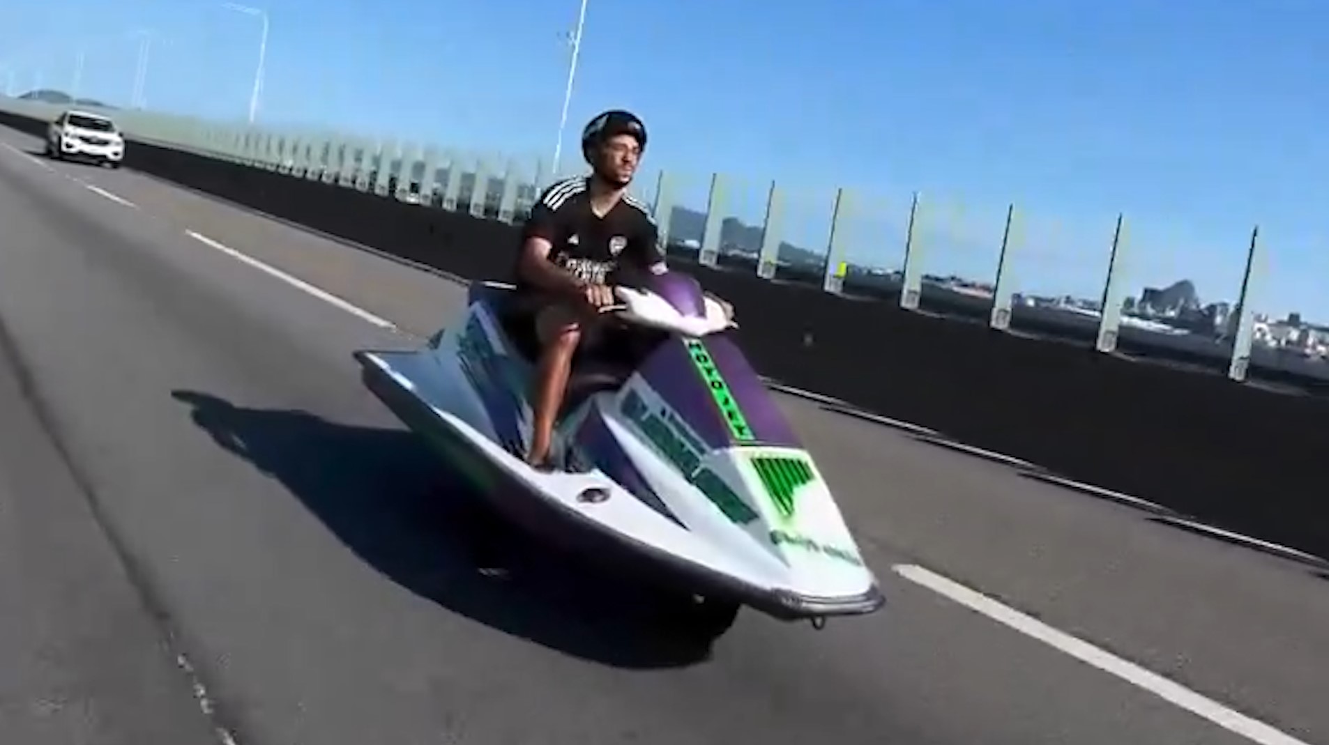 Chama a NASA que o brasileiro não tem limites: 'Jet ski' atravessando Ponte Rio-Niterói viraliza