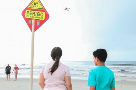 Imagem referente a Drones tecnológicos com sinais de alerta já realizaram 96 patrulhas no Litoral