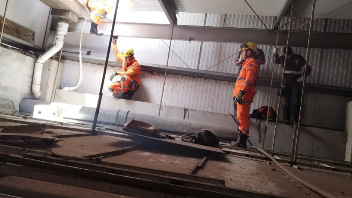 Durante manutenção em ar condicionado, trabalhador sofre descarga elétrica e não resiste
