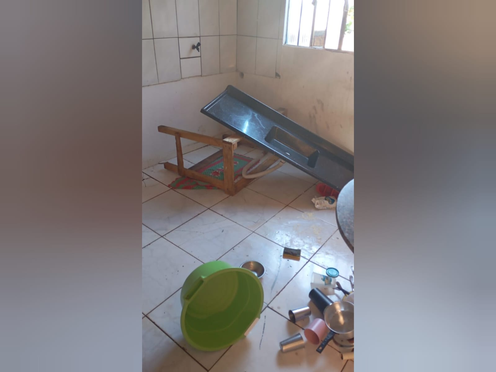 Criança de um ano morre após pia improvisada cair sobre ela