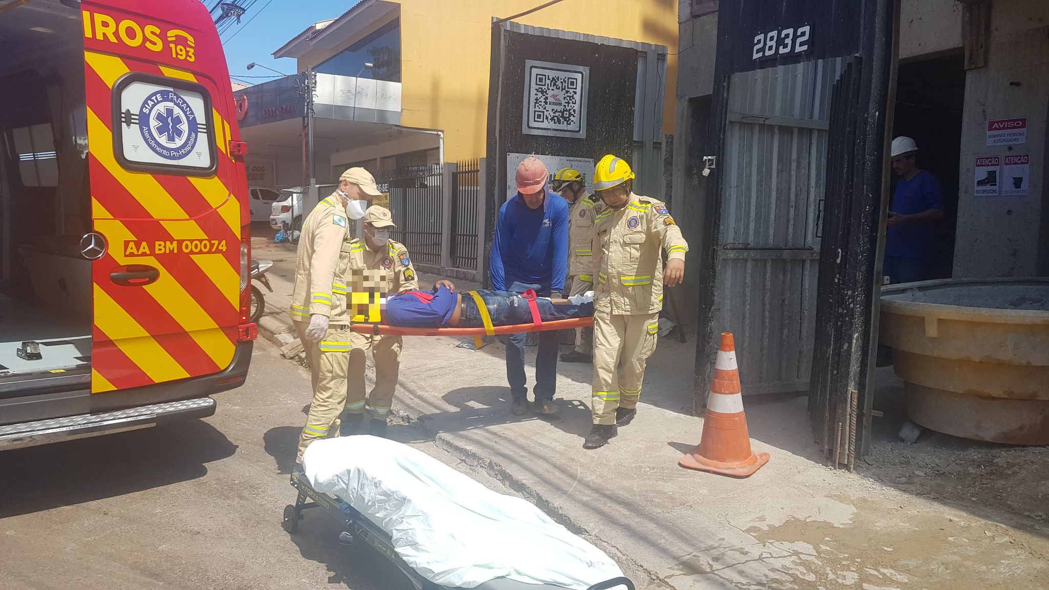 Após muro ceder, trabalhador sofre queda de cerca de 3 metros na Rua Cuiabá