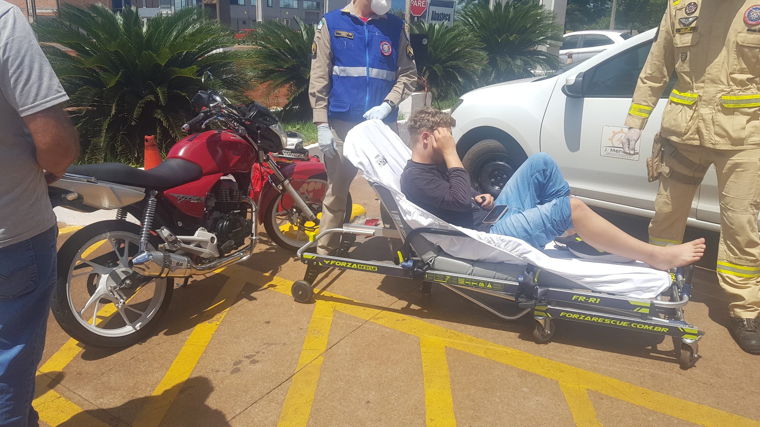 Motociclista de 19 anos fica ferido ao se envolver em acidente na Avenida Carlos Gomes