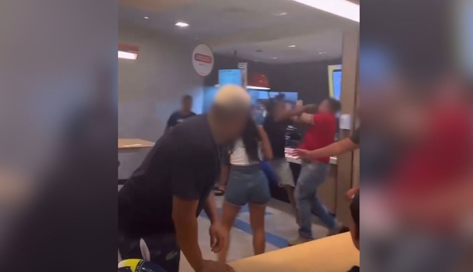 McBriga: marido furioso interrompe flerte e distribui ‘combo de socos’