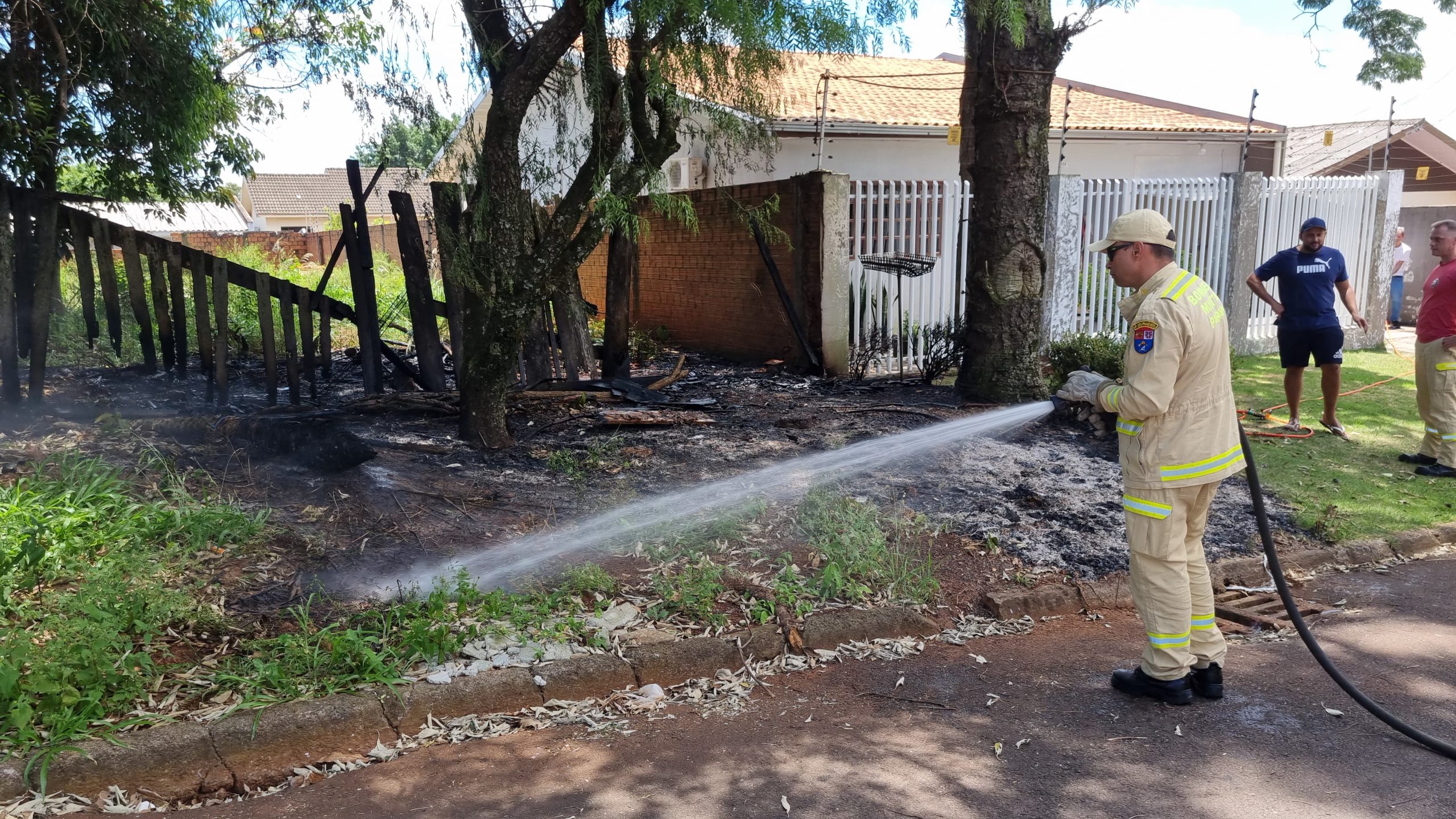 Incêndio em vegetação mobiliza equipes do Corpo de Bombeiros