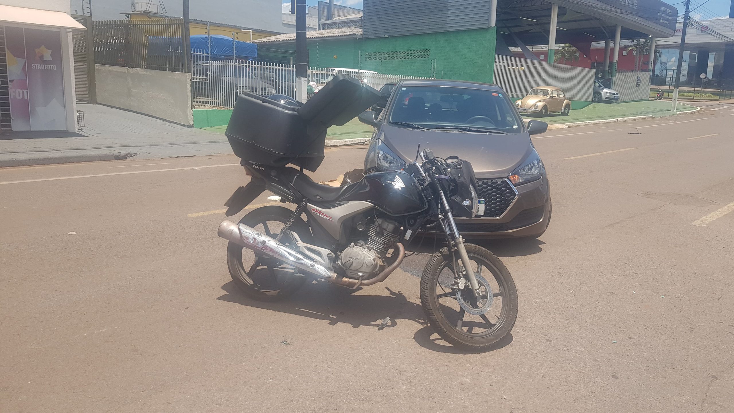 HB20 e Honda CG se envolvem em colisão na Rua 13 de Maio