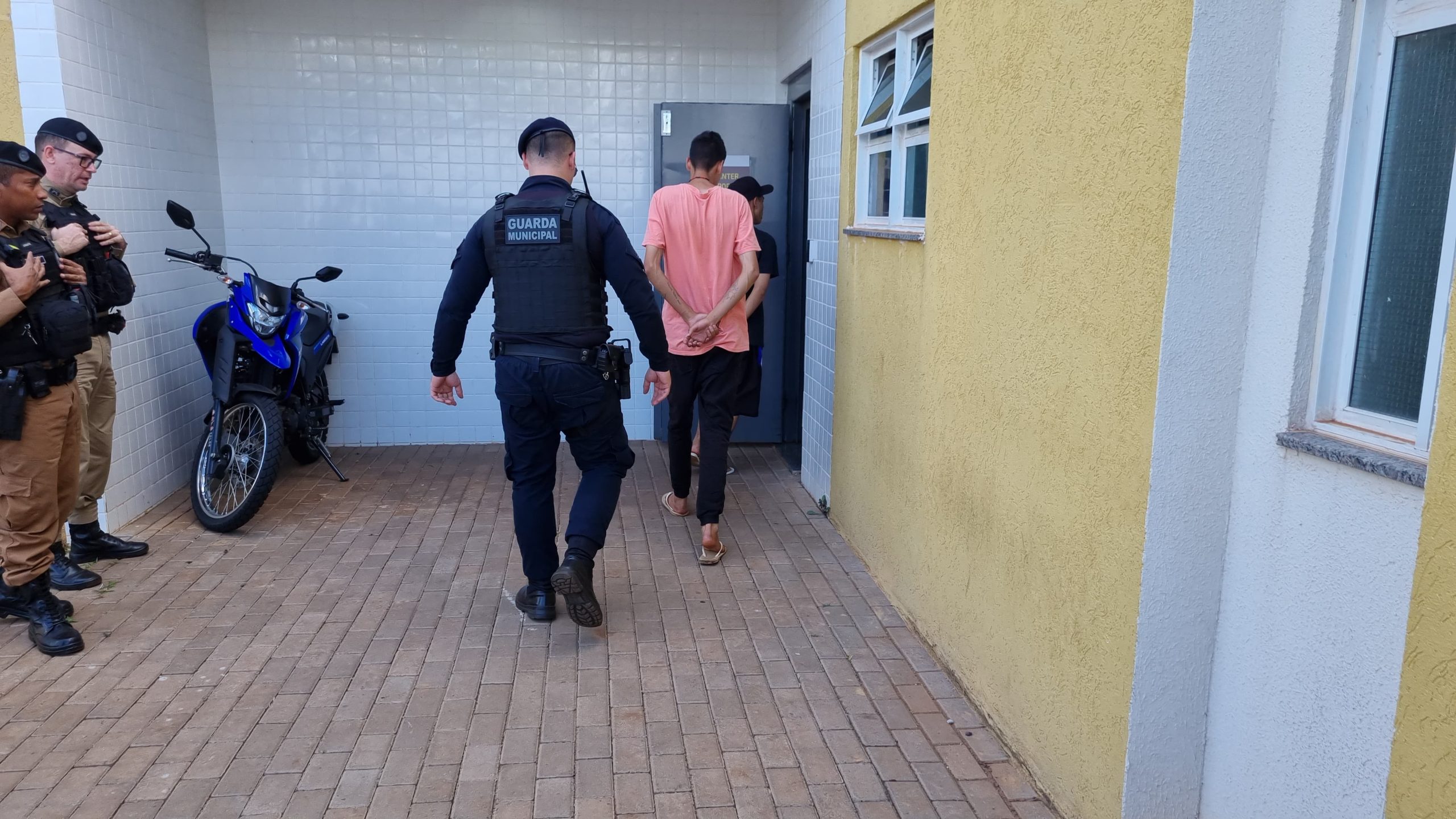 Dupla é detida com drogas pela Guarda Municipal Dupla é detida com drogas pela Guarda Municipal