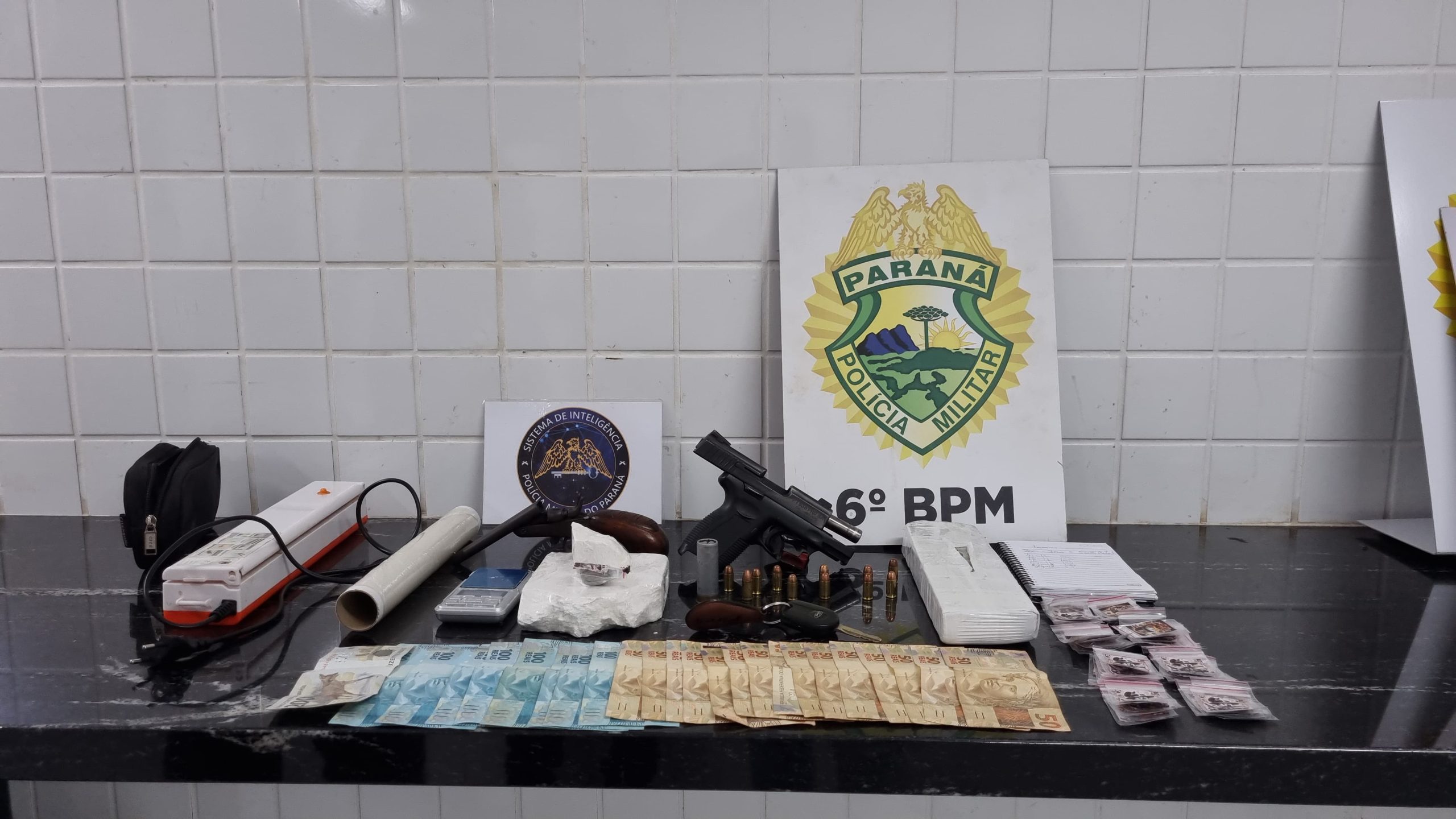 Imagem referente a Combate ao tráfico de drogas: Polícia Militar apreende drogas, armas de fogo e dinheiro