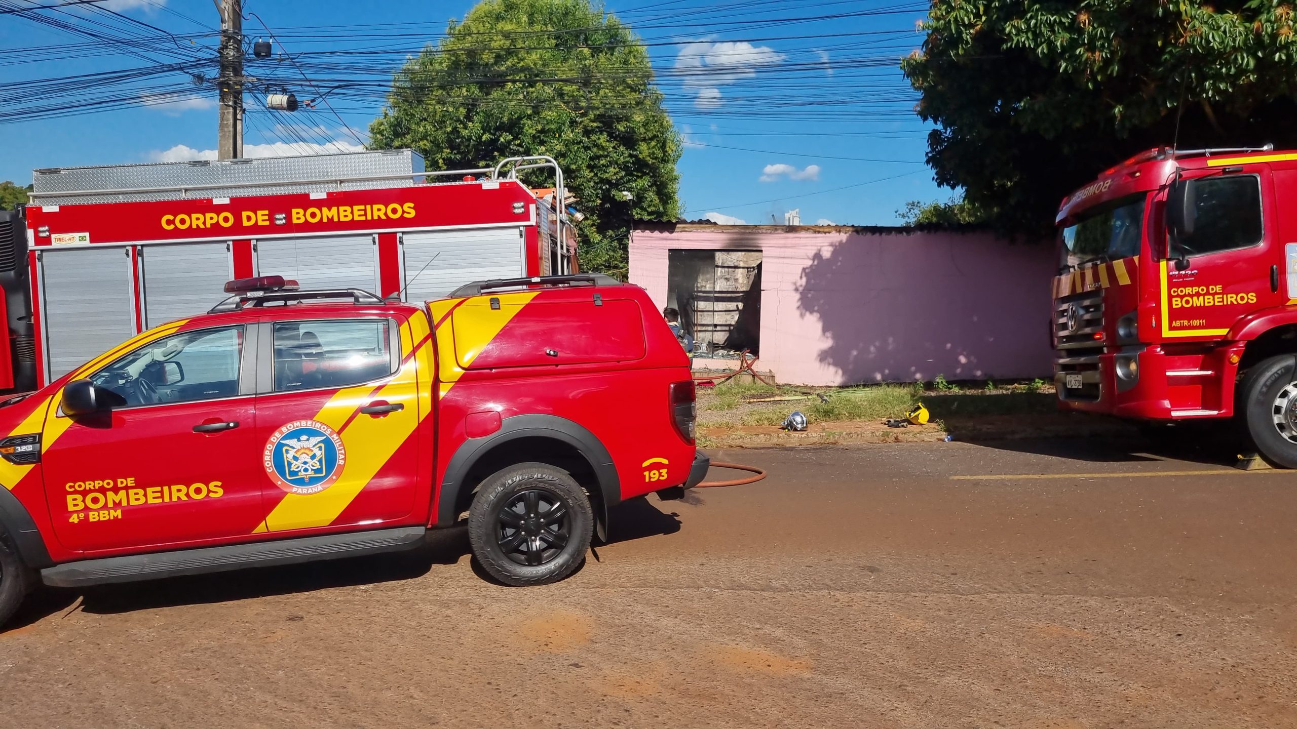 Casa e loja ficam danificadas após incêndio no Bairro Cancelli em Cascavel Casa e loja ficam danificadas após incêndio no Bairro Cancelli em Cascavel
